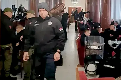 Rendőrök a parlamentben