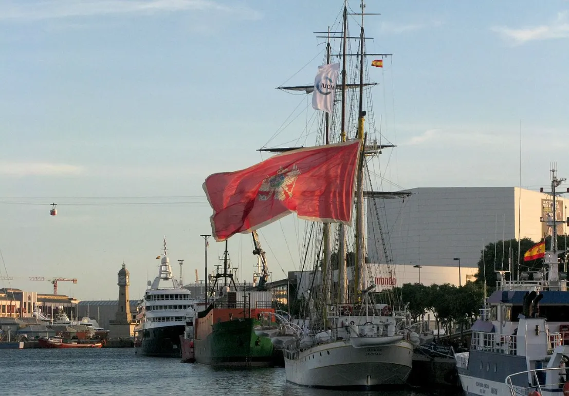A Jadran (a horvátok szempontjából valószínűleg felháborítóan nagy montenegrói zászlót lobogtatva) Barcelonában, a 2008-as Természetvédelmi Világkongresszuson