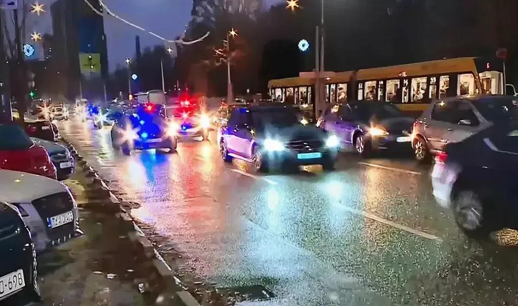 A koszovói miniszterelnök Szarajevóban, a boszniai szerbek transzban 2 Albin Kurti rendőri kísérettel haladt át a boszniai fővároson