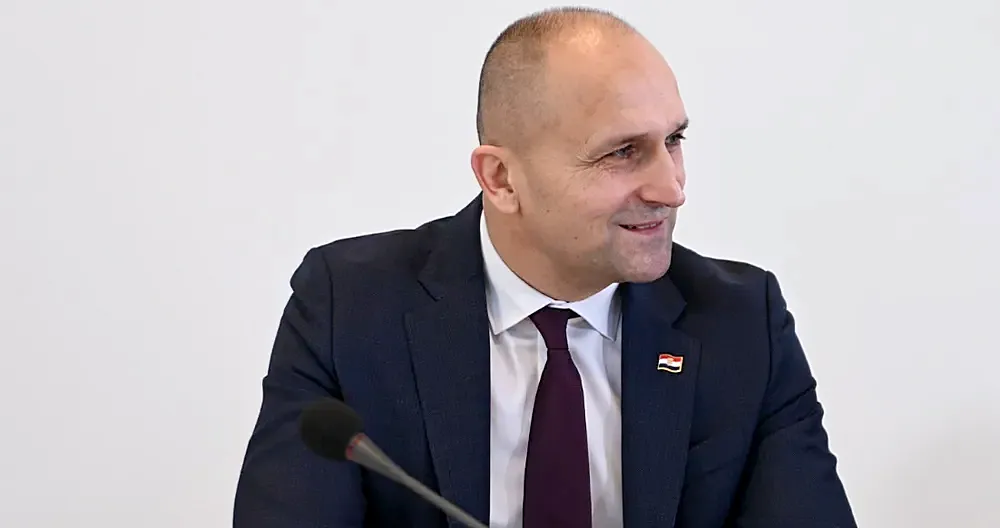 Ivan Anušić horvát védelmi miniszter, aki - mielőtt elkezd beszélni - nem néz körül,  hogy van a közelben újságíró 
