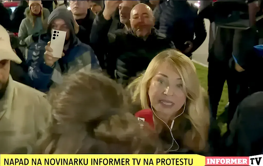 A szerb rendőrök felléptek a Szerb Haladó Párt verőlegényeivel szemben 5 Valóban történt egy erős szóváltás az Informer újságírónőjével, amelyből sugárzik az ellenszenv, illetve a gyűlölet iránta (és az iránt, amit képvisel). Az Informer ennek ellenére azt kérdezi, hogy meddig megy ez még így, meddig őrjönghetnek az erőszakoskodók