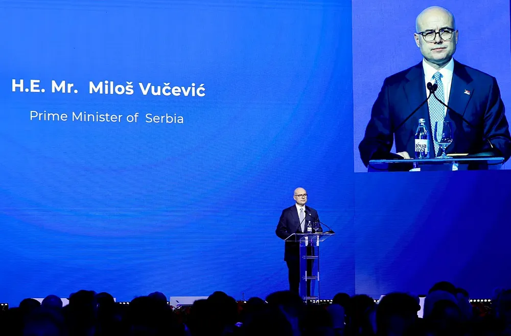 Őméltósága, a bábminiszterelnök: a lemondását mindenfelé követelik a kínaikkal megkötött szerződések miatt, de Vučić nem akarja meneszteni, és biztosan jó oka van rá