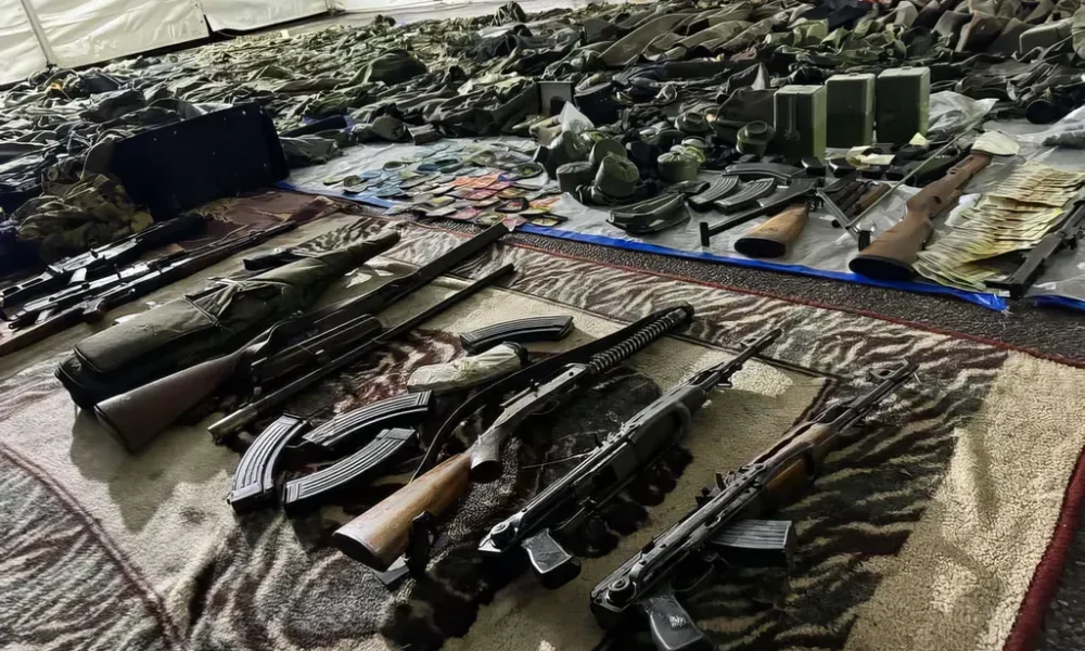 A csatornarobbantás elleni "terrortámadással kapcsolatos" koszovói rendőrségi nyomozás során lefoglalt fegyverarzenál, amelyet a koszovói albán média mutatott be