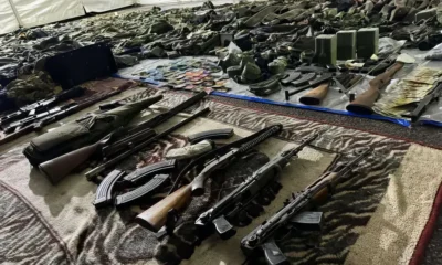 A csatornarobbantás elleni "terrortámadással kapcsolatos" koszovói rendőrségi nyomozás során lefoglalt fegyverarzenál, amelyet a koszovói albán média mutatott be