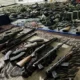A csatornarobbantás elleni "terrortámadással kapcsolatos" koszovói rendőrségi nyomozás során lefoglalt fegyverarzenál, amelyet a koszovói albán média mutatott be