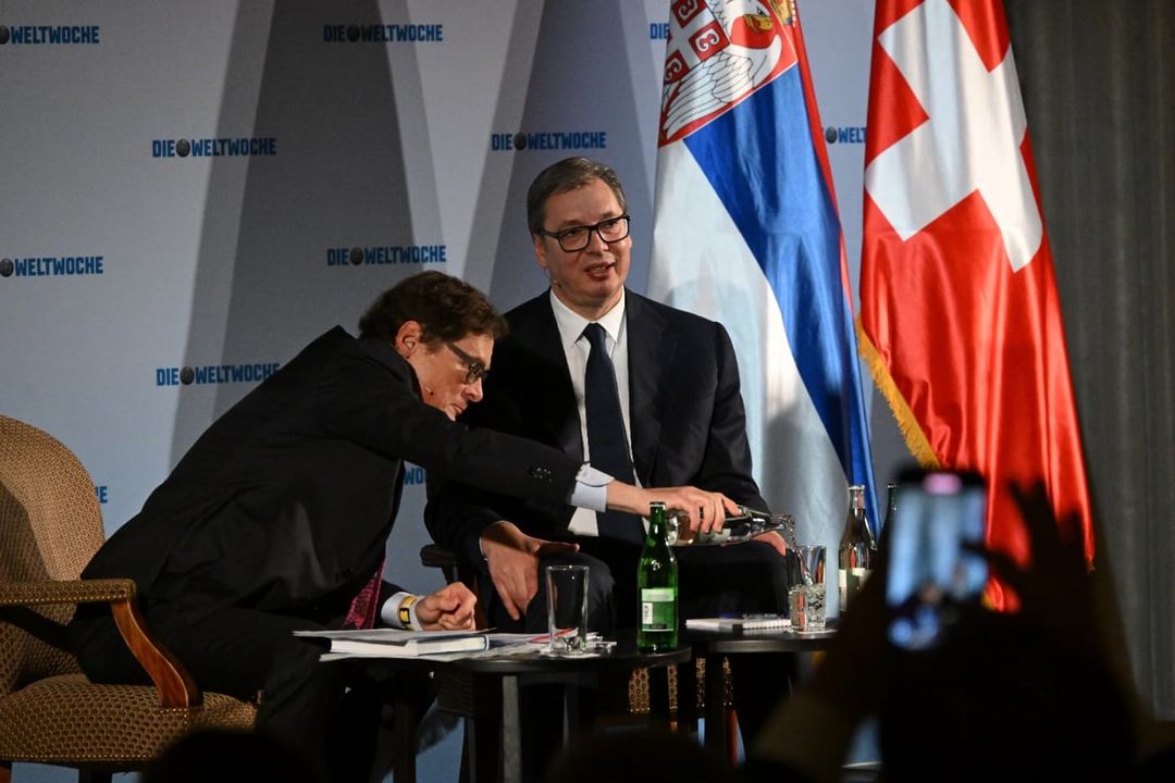 Nyolc tagország nem támogatta az újabb fejezet megnyitását Szerbiával 2 Roger Köppel főszerkesztő, aki 2001-ben vette át a hetilap irányítást, tiszta vizet önt a pohárba