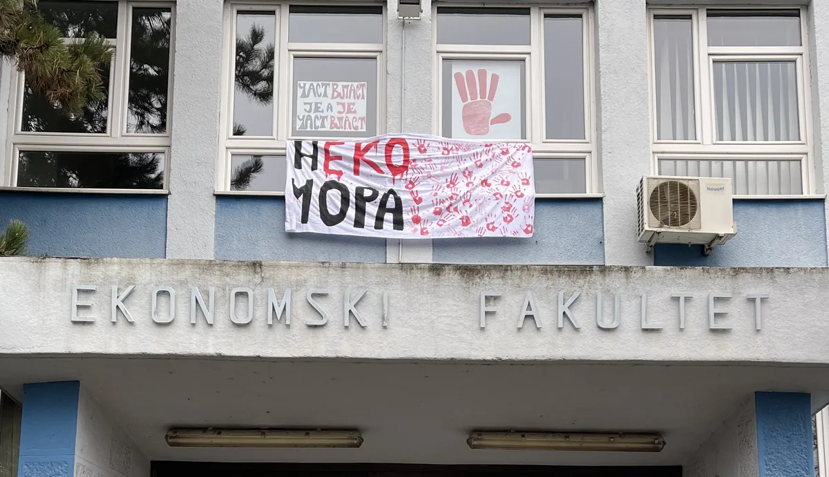 Porscheval érkeztek a verőemberek Újvidéken 2 Szabadkán az Újvidéki Egyetemhez tartozó Közgazdasági Kar csatlakozott a blokádhoz