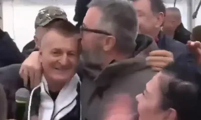 A féktelen öröm kifejeződési formája a férfias csók, amelyet a főszerkesztő nyom az énekes tarkójára