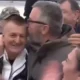 A féktelen öröm kifejeződési formája a férfias csók, amelyet a főszerkesztő nyom az énekes tarkójára