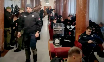 Ennyi rendőr "biztosította a légkört" a vajdasági képviselőházban ahhoz, hogy az újvidéki polgármester a posztján maradhasson. Vajon Pásztor Bálint házelnök hívta, vagy talán Vučić küldte rendőröket - erre kíváncsi egy ellenzéki vajdasági magyar képviselő