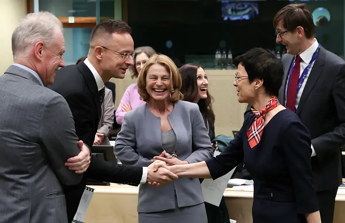 Marta Kos Szijártó Péter társaságában, Kos a magyar Várhegyi Olivért váltotta a poszton