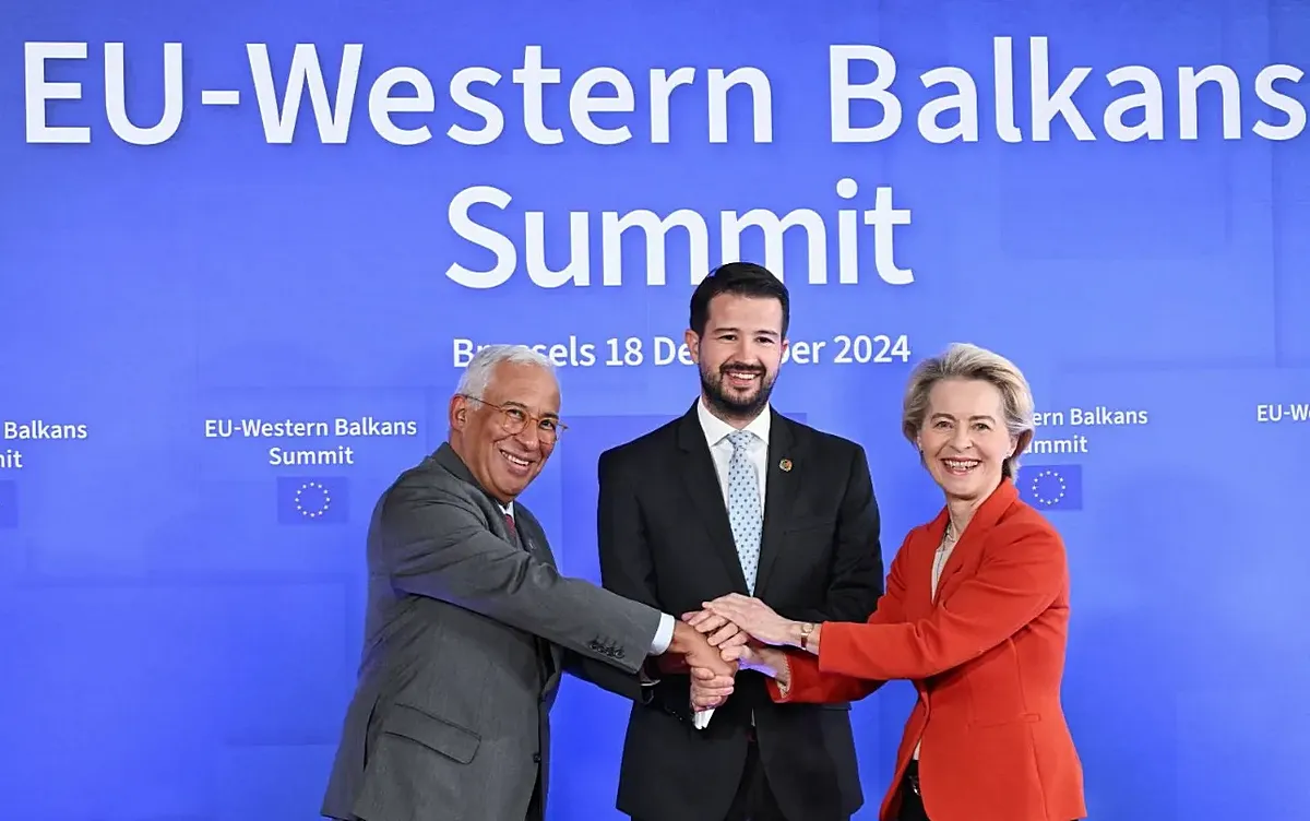 António Costa, Jakov Milatovic és Ursula von der Leyen örül egymásnak 