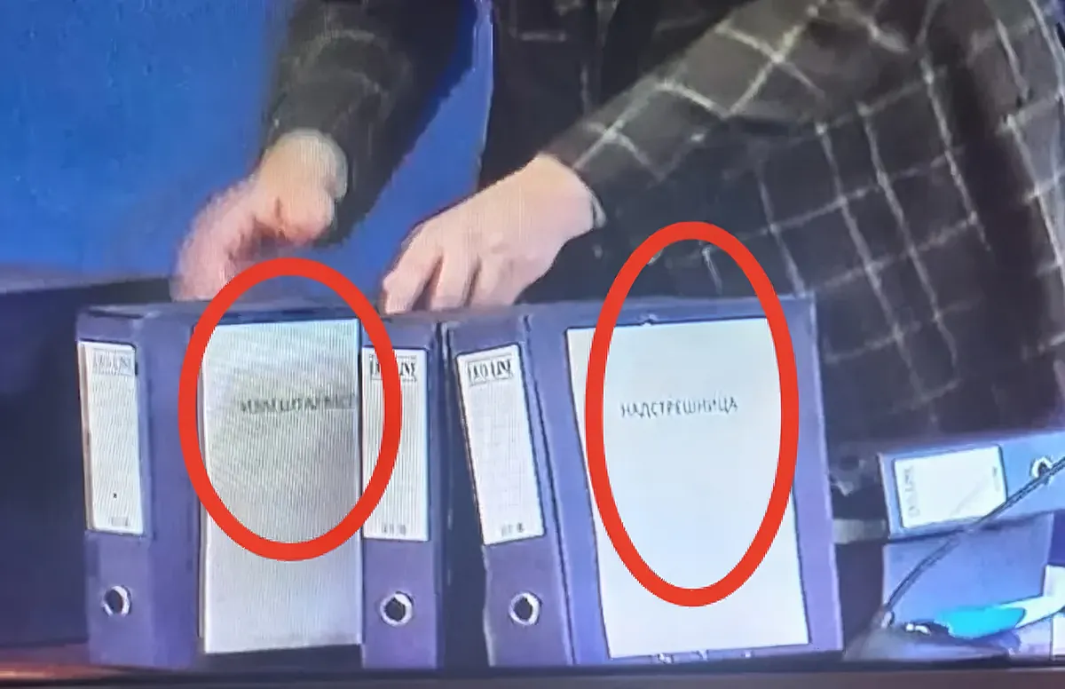 Vučić az újvidéki tragédiát követően azt mondta, hogy "mindent rekonstruáltak, csak az előtetőt nem", miközben a most bemutatott nyolc gyűjtő közül kettő az előtetővel kapcsolatos dokumentumokat tartalmazza, az első és a harmadik
