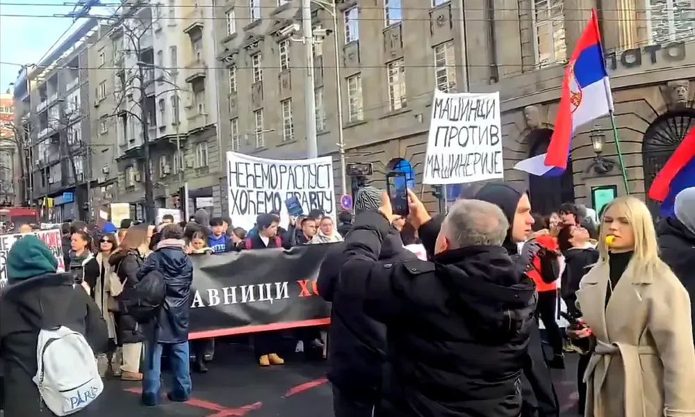 Nem iskolai szünetet, hanem igazságot akarunk - olvasható a második transzparensen