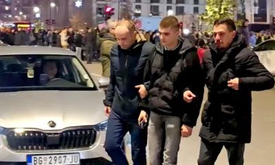 A titkosrendőrök egy provokátor kísérelnek el a szerda esti belgrádi tüntetésről