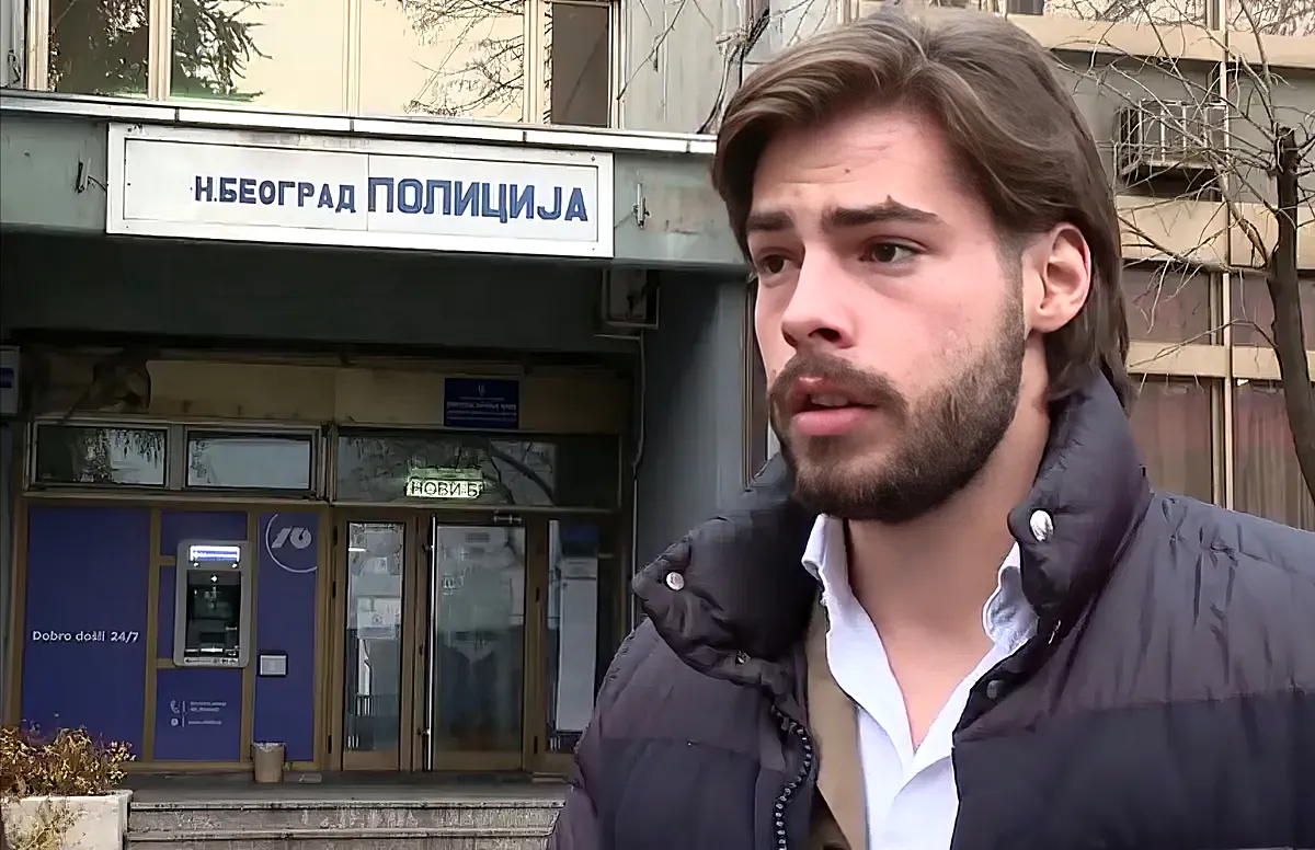 BARÁTI BESZÉLGETÉSEK: így próbálja megfélemlíteni a hatalom a szerbiai egyetemistákat 2 Lazar Stojaković az újbelgrádi rendőrkapitányság előtt várakozott