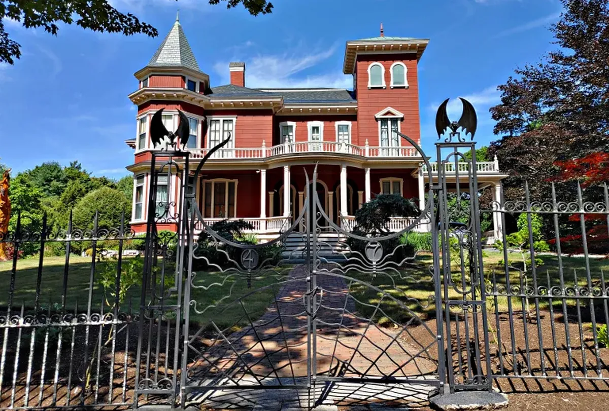 Természetfeletti párhuzamok: Belgrád, a valóság Derryje? 3 Ez Stephen King híres háza az amerikai Maine államban, Bangor városában. Ez volt a világhírű horroríró otthona hosszú éveken át, ma a rajongók egyik kedvelt látványossága. A ház különösen ismert a vörös színéről, viktoriánus stílusáról és a díszes kovácsoltvas kapuról, amely denevér- és pókhálómotívumokkal van díszítve, tökéletesen illeszkedve King írói világának misztikus és hátborzongató hangulatához