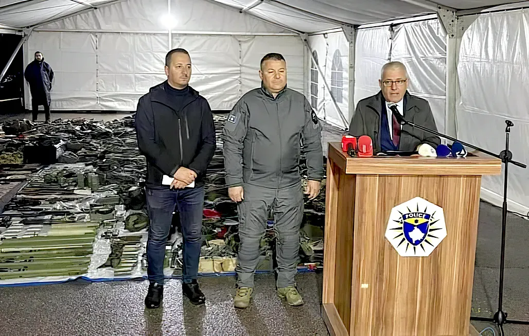A koszovói belügyminiszter bemutatta a lefoglalt fegyvereket