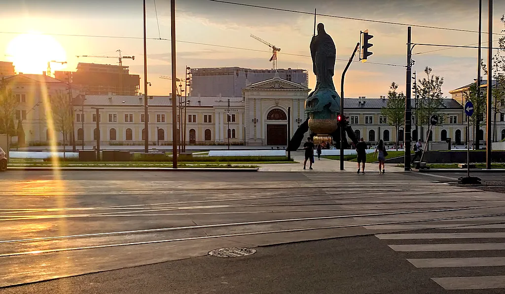 A belgrádi Száva tér a volt vasútállomással, háttérben a Belgrád a vízen épülő városrész darui, innen mindössze ötszáz méterre épít valószínűleg szállodát Donald Trump veje