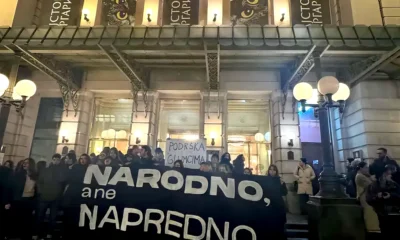 A színészek is lázadnak a Vučić-rezsim ellen, a a diákok pedig támogatják őket. A kép a Szerb Nemzeti Színház épülete előtt készült, bent a Mester és Margaritát játszák