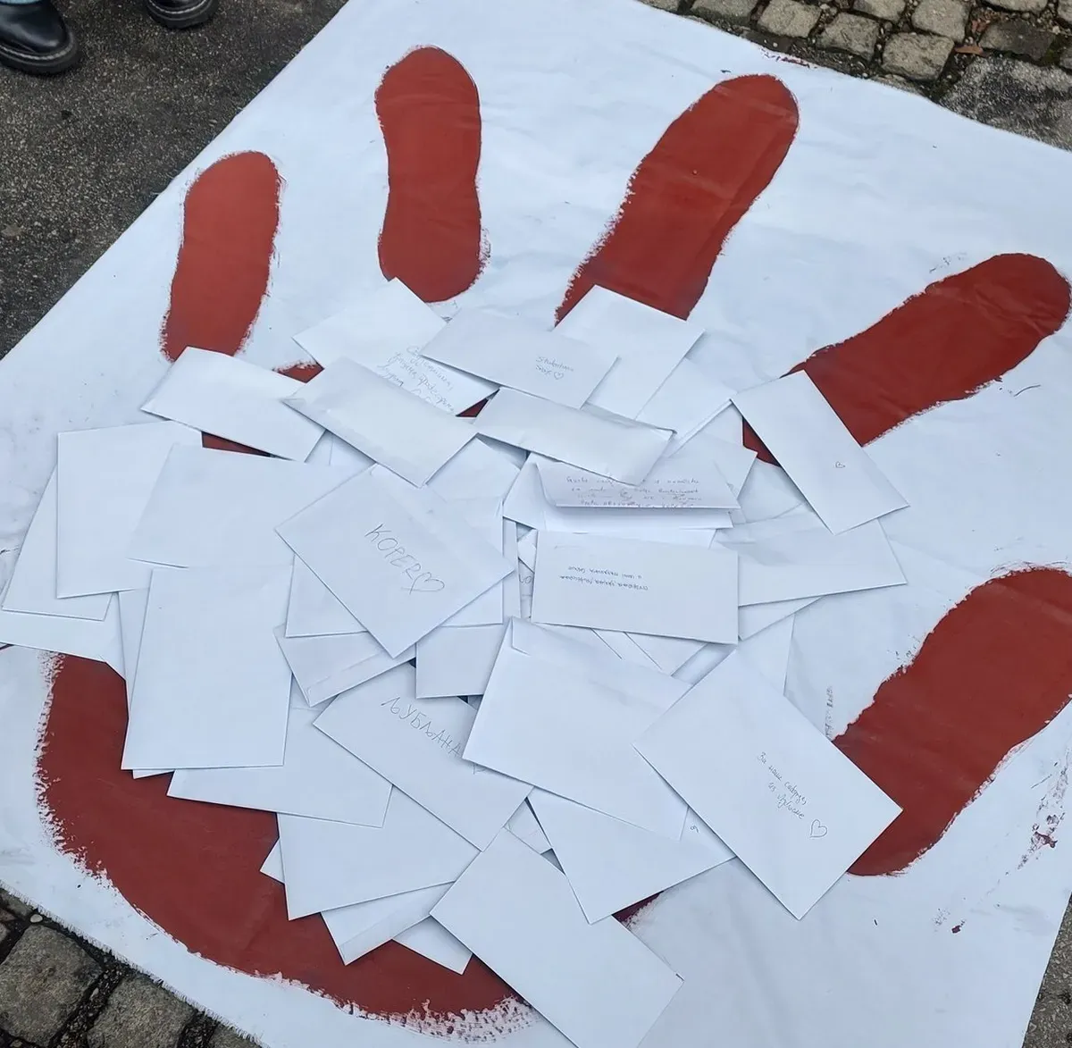 A szlovének levelekkel támogatták a szerbiai tüntetőket