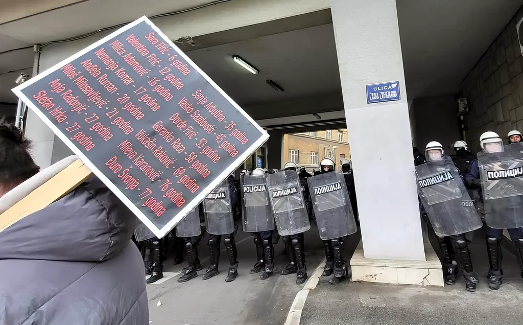 Hivatalos közlés szerint forradalom bizony nem lesz Szerbiában 2 Kívül-belül rendőrök, előtérben egy férfi a tizenöt áldozat nevét tartalmazó táblával