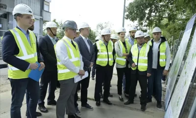 A volt közlekedési, építési és infrastrukturális miniszter az újvidéki Liman lakótelepen a térképeket nézegeti a helyi polgármester és egy kínai illetékes társaságában