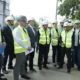 A volt közlekedési, építési és infrastrukturális miniszter az újvidéki Liman lakótelepen a térképeket nézegeti a helyi polgármester és egy kínai illetékes társaságában