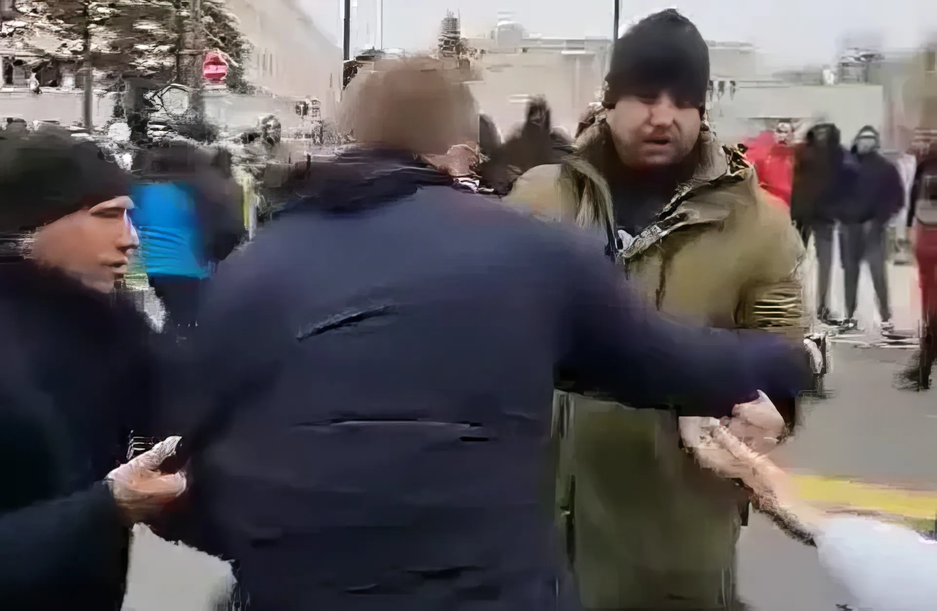 Hivatalos közlés szerint forradalom bizony nem lesz Szerbiában 4 A titkosrendőrök is aktívak voltak, ők az utcáról hurcoltak el egy tüntetőt a "polgármester védelmében"
