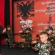 A X platformon megjelent egyik (macedón) bejegyzés szerint 2001 nem volt olyan régen, és éppen a szóban forgó faluban kötözték oszlophoz és robbantottak fel az albánok két macedón személyt, Szvetoszlav Trpkovszkit és Boge Ilievszkit. Az UÇK terrorista szervezet 23 évvel ezelőtt "a világ szeme láttára tönkretette Macedóniát", és ezt ünnepelik most - írta a macedón kommentelő, aki ha miniszter lenne, azonnal odamenne Cselopekbe, és bezáratná az iskolát