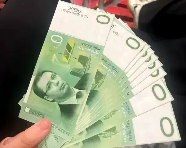 Egyetemisták tüntettek az állami televízió előtt, visszavitték a pénzt Vučićnak 2 A belgrádi egyetemisták új pénzt hoztak forgalomba