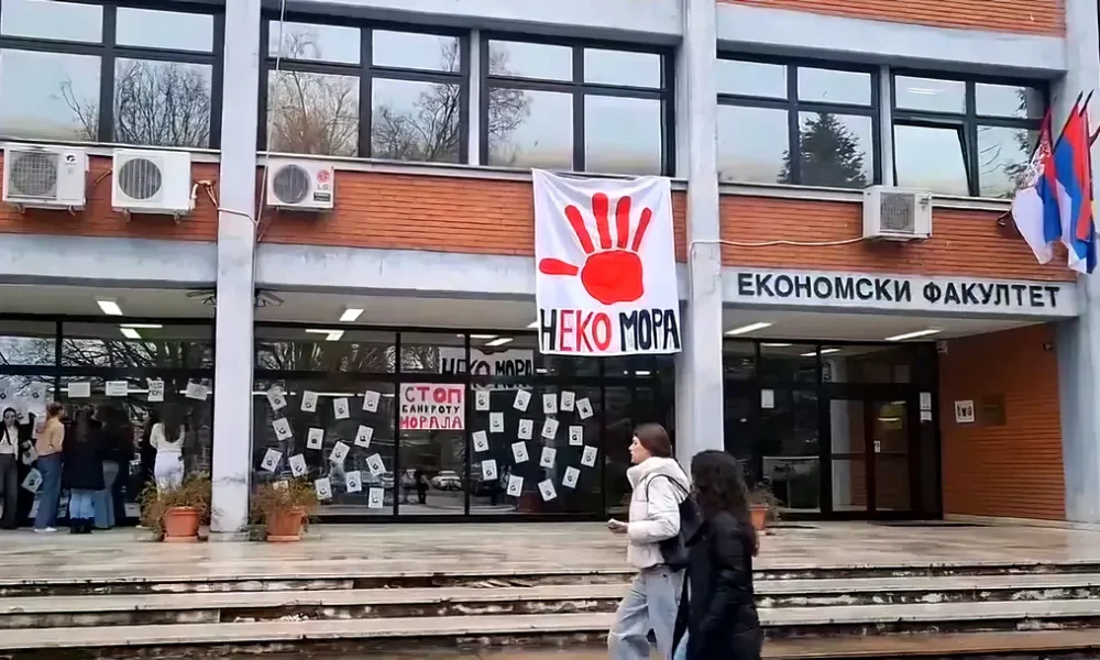 Valakinek meg kell tennie, állítsuk meg az erkölcsi züllést - hirdeti az újvidéki Közgazdasági Egyetem, amely ma került a diákok blokádja alá. Ezzel lassan negyven felé közeleg az engedelmességet megtagadó felsőintézmények száma