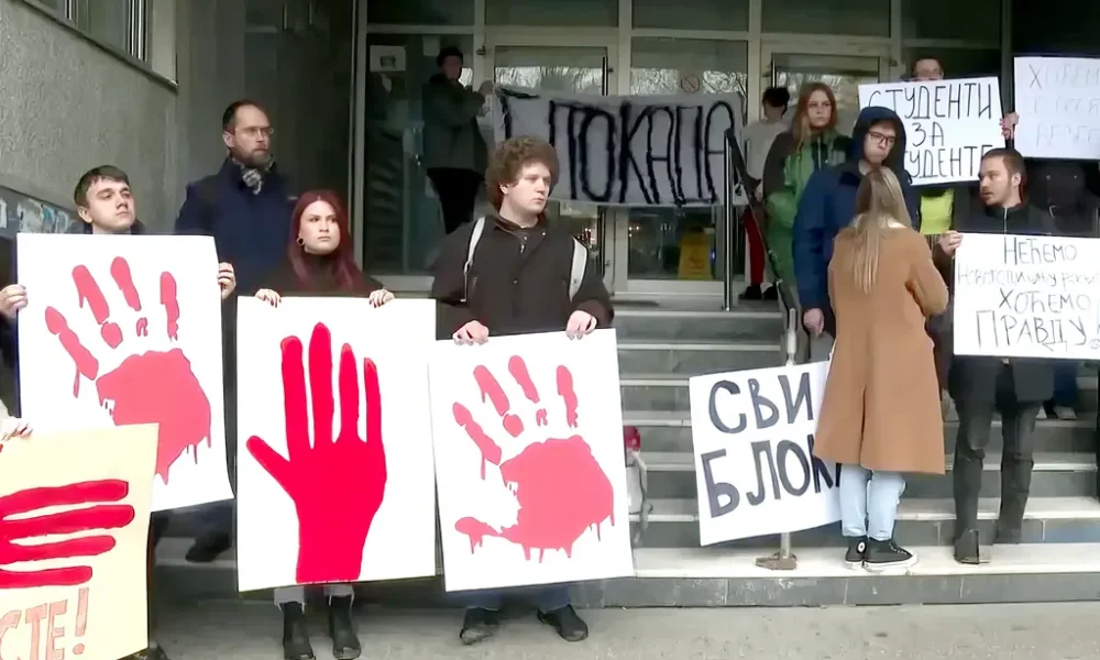 A “véres kéznyom” lett a szimbóluma az egyetemista tiltakozásoknak (is) Szerbiában