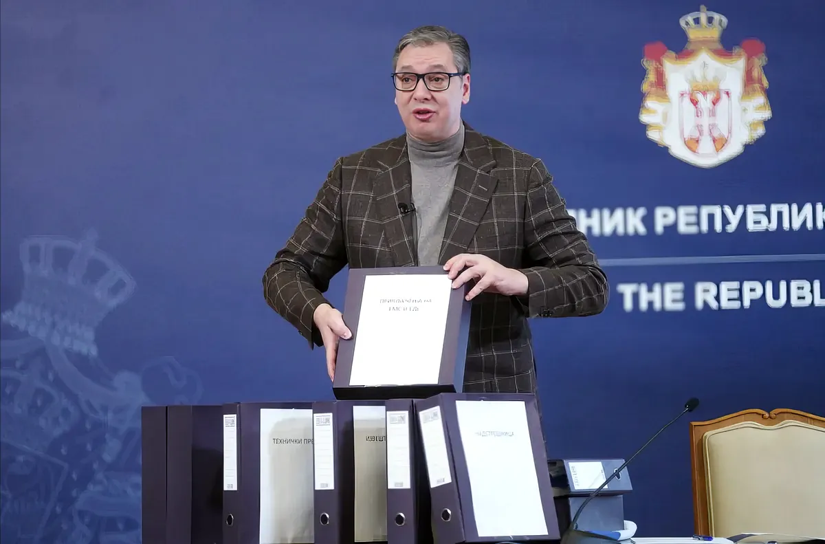 A szerb elnök nyolc adatgyűjtőt mutatott be az újságíróknak, amelyekben 195 dokumentum szerepel az újvidéki tragédiát illetően, ezeket csütörtöktől kezdve az internetre is felteszik. A szerb elnöki felsorolásból  az tűnik ki, hogy a dokumentumok között nincsenek a kínaiakkal kötött szerződések, amelyeket a diákok leginkább követlenek