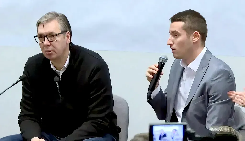 Vučić az ifjú párttag felszólalása után elmondta, hogy ő fiatalkorában nem szerette a tüntetéseket, ellentétben a most meghurcolt Goran Vesićtyel, aki akkortájt még a Demokrta Párt tagja volt, és mindig hívta, hogy tartson vele