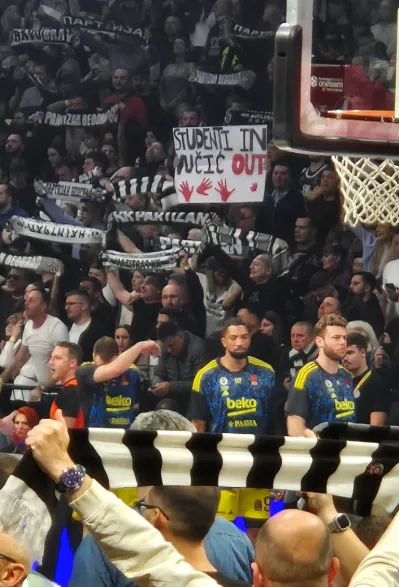 BARÁTI BESZÉLGETÉSEK: így próbálja megfélemlíteni a hatalom a szerbiai egyetemistákat 3 Egyetemisták IN, Vučić OUT