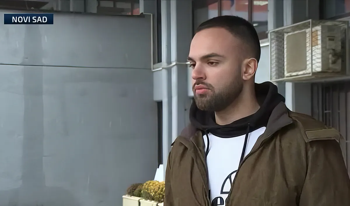 BARÁTI BESZÉLGETÉSEK: így próbálja megfélemlíteni a hatalom a szerbiai egyetemistákat 4 Vuk Stojić, akinek a szerb titkosszolgálat az édesanyját a munkahelyén kereste meg