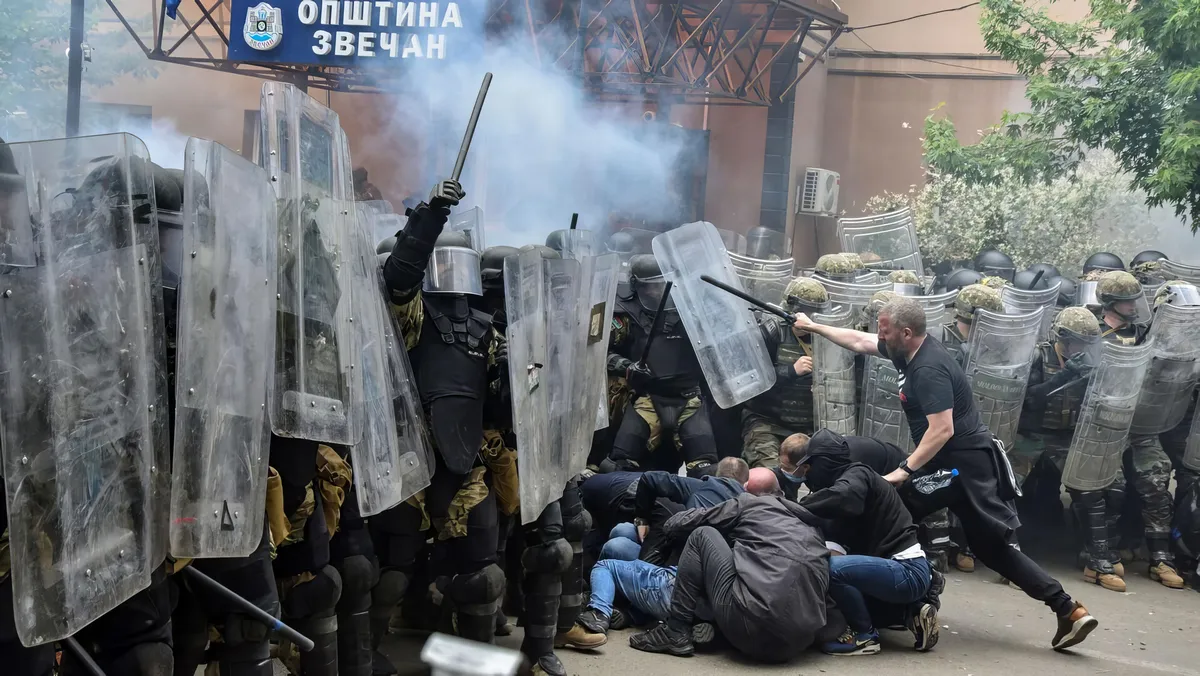 A fő szerb párt politikai erőszaknak nevezi kizárását a koszovói választásokról 3 A zvecsáni csata a szerb szakadárok és a NATO-katonák között, magyarok is súlyosan megsérültek