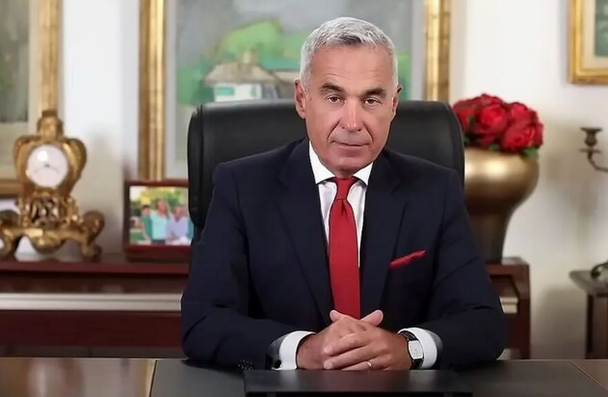 Bajban Románia: előretört a szélsőjobb! 3 Ami a politikusokba vetett bizalmat illeti, Călin Georgescu az egyetlen, aki 51%-os eredményével meghaladja az 50%-os küszöböt. A rangsorban utána Ilie Bolojan, a PNL vezetője következik 44%-kal, Emil Boc, Kolozsvár polgármestere 42%-kal, Crin Antonescu és Nicușor Dan pedig egyenként 39%-kal. Marcel Ciolacu miniszterelnök 33%-os, Klaus Iohannis államelnök pedig 21%-os bizalmat élvez.