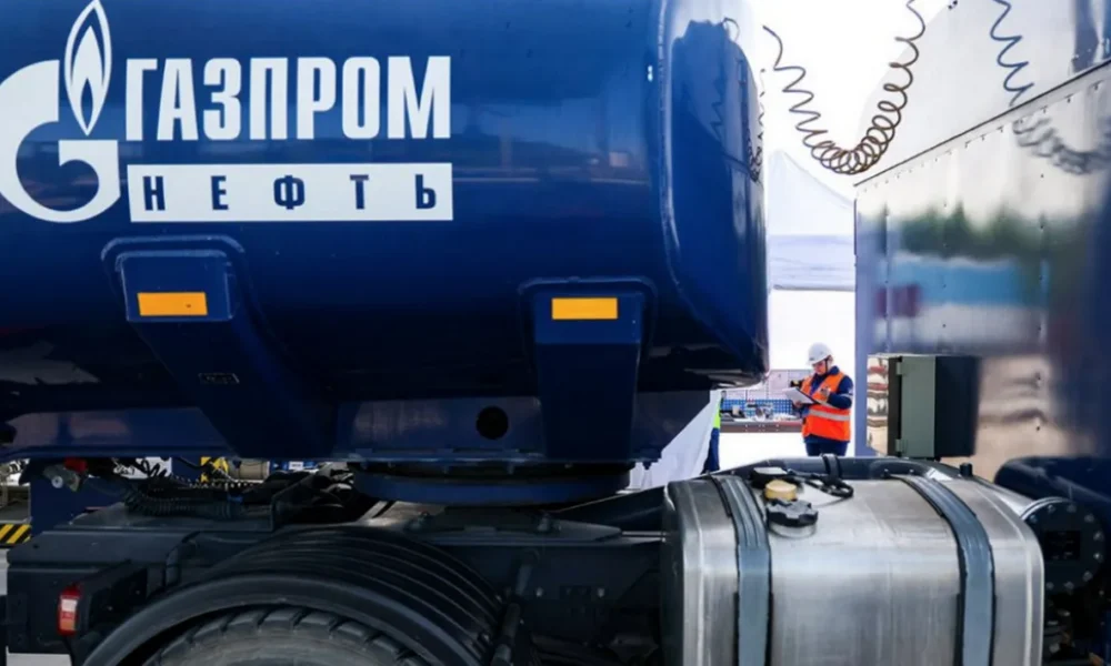 Az amerikai intézkedések között szerepel a Gazpromnyefty és a Szurgutneftyegas elleni szankciók bevezetése, valamint az orosz energiaexportban részt vevő 183 hajó feketelistára helyezése, több tucat kereskedő, oroszországi olajszolgáltató és energetikai tisztségviselő