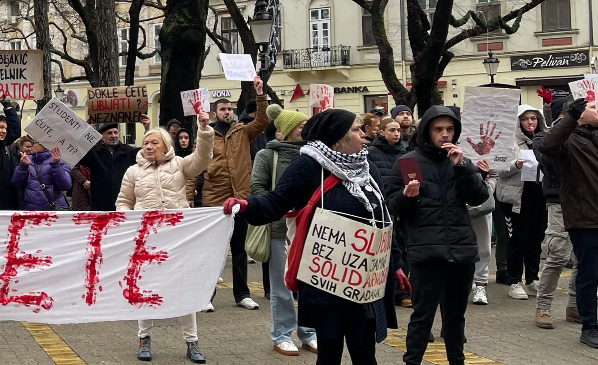 Szabadka felébredt, megállt, majd kiabált 5 Tüntetők egy kisebb csoportja a polgármester ablaka alatt