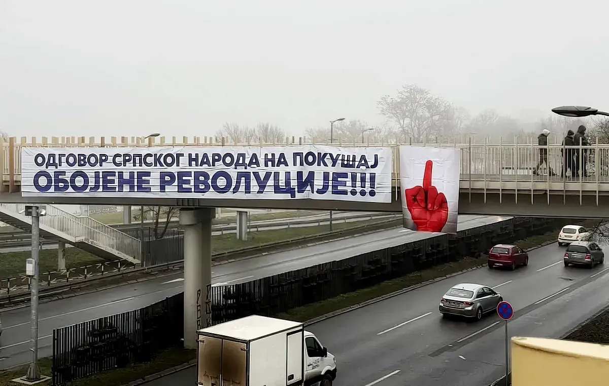 Taplóságra nincs orvosság, a középső ujj szerepe a szerb közéletben 2 Több helyen is bemutatnak a szerbek - a szerb vezetés - a nyugatnak