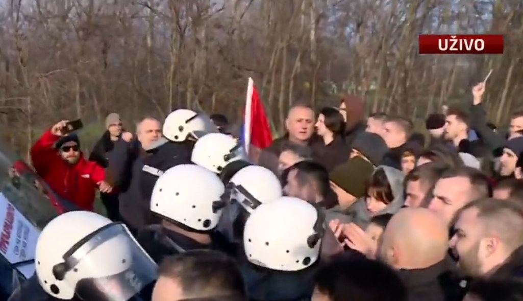 A rendőrség megkezdte az erő alkalmazását a pirosi úton