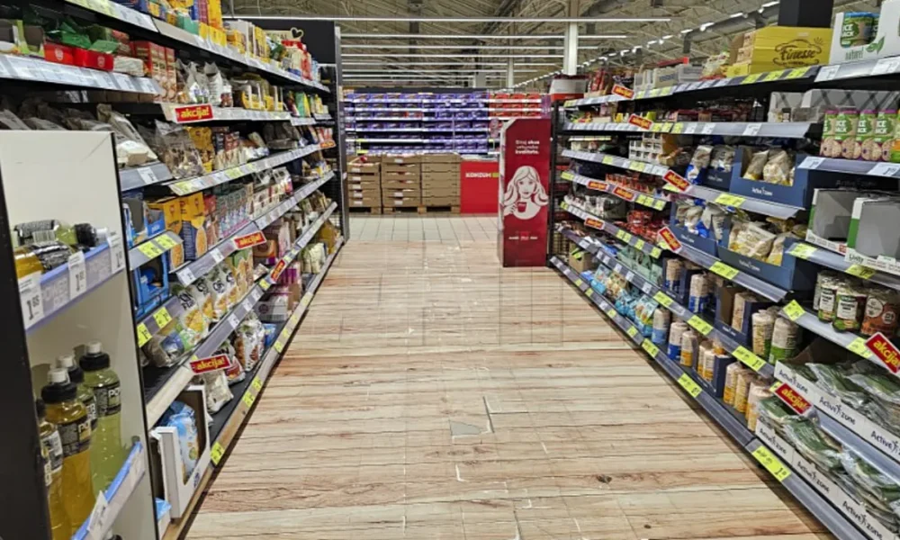 A piros kis táblák azt jelzik, hogy melyik termékekre vonatkoznak az akciós árak