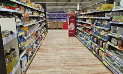 A piros kis táblák azt jelzik, hogy melyik termékekre vonatkoznak az akciós árak