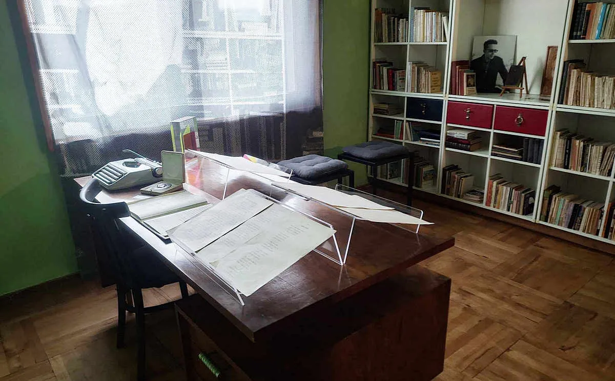 Ismail Kadare dolgozószobája Tiranában