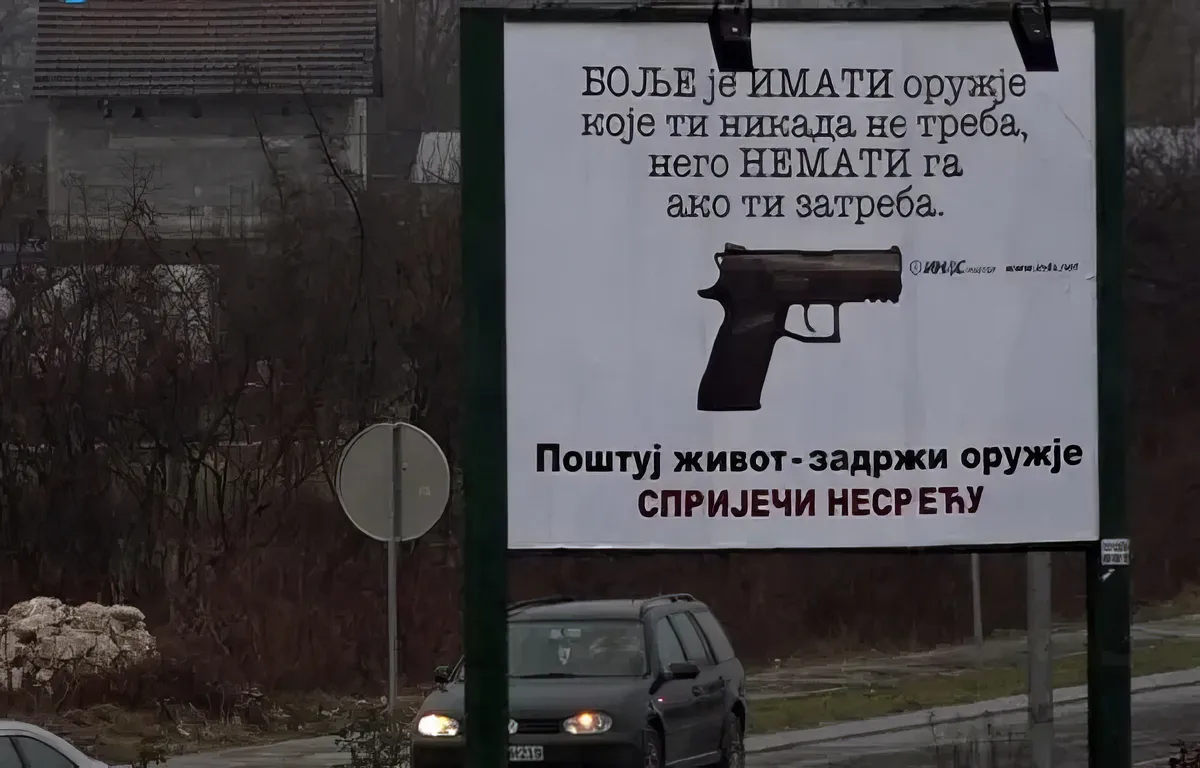 Három éve nem volt engedélye a kávézónak, ahol a cetinjei ámokfutás kezdődött 4 6-7 évvel ezelőtt, a fegyvertörvény elfogadása után, és válaszul a "Tiszteld az életet, add vissza a fegyvert kampányra" válaszul Montenegróban egy oroszbarát portál militarista ellenkampányát indított azzal az indoklással, hogy jobb, ha van fegyvered, amire soha nincs szükséged, mint ha nincs, amikor kellene. A szlogent a portál úgy módosította, hogy "Tiszteld az életet, tartsd meg a fegyvered, akadályozd meg a szerencsétlenséget"