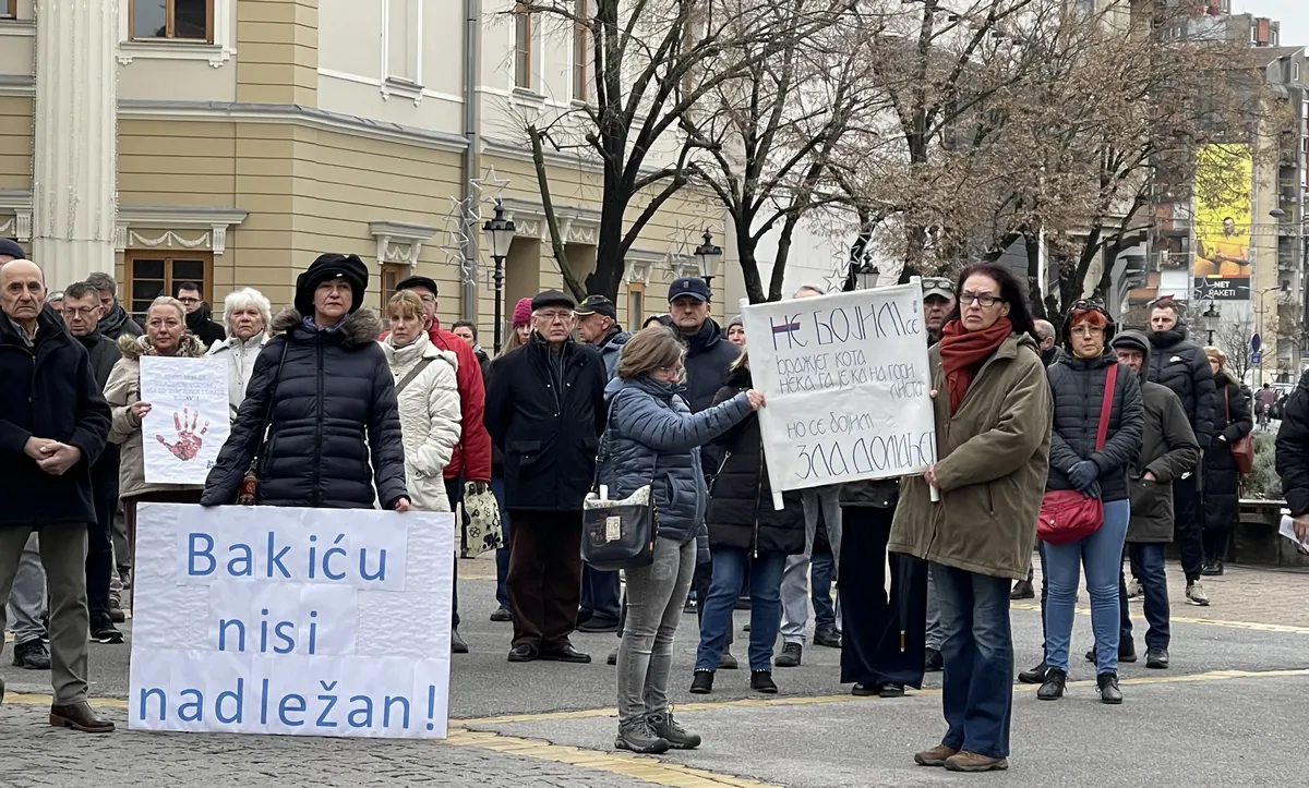 Bitangok és gazemberek Szabadkán - szerb hősök Hágában? 7 Bakić, nem vagy illetékes - olvasható a transzparensen