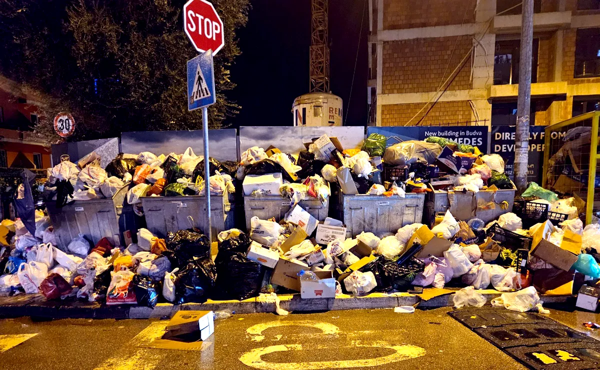 Három éve nem volt engedélye a kávézónak, ahol a cetinjei ámokfutás kezdődött 2 A budvai köztisztasági vállalat munkásai azt mondják, hogy addig nem viszik el a szemetet, amíg nem fizetik ki az elmarad két hátralékos bérüket (Forrás: X platform, Kum Žoržo)