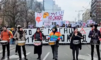 A belgrádi diákok "zenei felvezetéssel" vonulnak (Forrás: X platform)